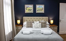 Elegant 4 bedroom Guest House in Maidstone centre - 3 bathrooms, 2 en-suites&garden